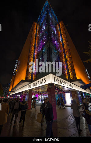 Oxford Street, Londres, Royaume-Uni. 7 novembre 2017. Des milliers de personnes se tournent vers Oxford Street, la première rue commerçante du Royaume-Uni, pour observer les lumières de Noël qui s'allument chaque année à 18:15. La rue est fermée à la circulation d'Oxford Circus jusqu'à Selfridges avec la circulation limitée à la traversée du nord au sud. Crédit : Malcolm Park/Alay Live News. Banque D'Images