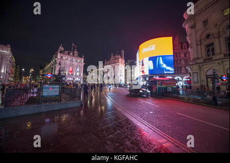Piccadilly Circus, Londres, Royaume-Uni. 7 novembre, 2017. Le nouveau HD affichage publicitaire dans Piccadilly Circus s'allume cette jonction occupé après la tombée sur une soirée humide dans le centre de Londres. Credit : Malcolm Park/Alamy Live News. Banque D'Images