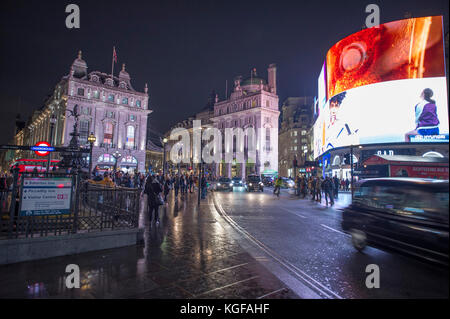 Piccadilly Circus, Londres, Royaume-Uni. 7 novembre, 2017. Le nouveau HD affichage publicitaire dans Piccadilly Circus s'allume cette jonction occupé après la tombée sur une soirée humide dans le centre de Londres. Credit : Malcolm Park/Alamy Live News. Banque D'Images