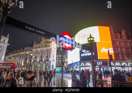 Piccadilly Circus, Londres, Royaume-Uni. 7 novembre, 2017. Le nouveau HD affichage publicitaire dans Piccadilly Circus s'allume cette jonction occupé après la tombée sur une soirée humide dans le centre de Londres. Credit : Malcolm Park/Alamy Live News. Banque D'Images