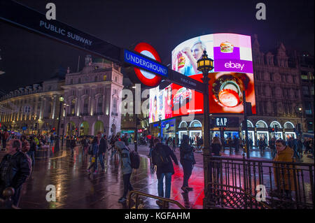 Piccadilly Circus, Londres, Royaume-Uni. 7 novembre, 2017. Le nouveau HD affichage publicitaire dans Piccadilly Circus s'allume cette jonction occupé après la tombée sur une soirée humide dans le centre de Londres. Credit : Malcolm Park/Alamy Live News. Banque D'Images