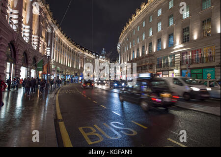 Regent Street, Londres, Royaume-Uni. 7 novembre 2017. La première rue commerçante du West End se prépare pour Noël, les lumières à thème angélique de Regent Street sont allumées le 16 novembre. Crédit : Malcolm Park/Alay Live News. Banque D'Images