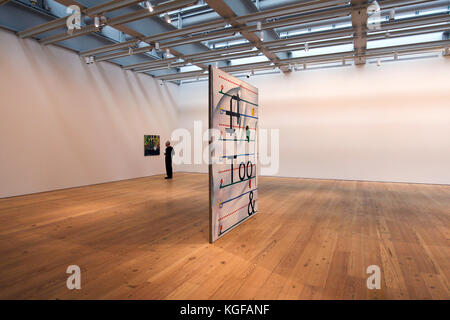 New York, États-Unis. 07Th Nov, 2017. Les visiteurs qui cherchent à le travail de l'artiste Américaine Laura Owens lors d'un aperçu de la presse au Whitney Museum de New York le Mardi, Novembre 7, 2017. Le musée présente une enquête de mi-carrière de l'artiste. Crédit : Adam Stoltman/Alamy Live News Banque D'Images