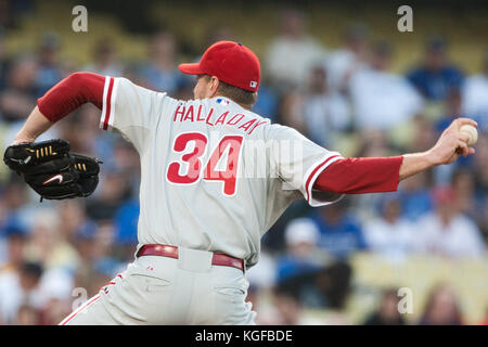 Fichier. 7 novembre 2017. HARRY LEROY HALLADAY III (né le 14 mai 1977 mort le 7 novembre 2017). Il « pilotait son Icon A5, un avion amphibien monomoteur à deux personnes lorsque l'avion s'est abattu » dans le golfe du Mexique. Surnommé « Doc », est un joueur de baseball professionnel américain qui a lancé dans la Major League Baseball (MLB) pour les Blue Jays de Toronto et les Phillies de Philadelphie entre 1998 et 2013. Son surnom était une référence au Gunslinger 'Doc' Holliday du Wild West. Photo : 8 août 2011 - Los Angeles, Californie, U. S - Philadelphia Phillies débutant les lanceurs Roy Halladay #34 lors de la majeure Banque D'Images