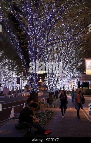 Tokyo, Japon. Nov 7, 2017. trois voies est éclairé avec des ampoules LED blanc et bleu pour l'illumination de Noël au Roppongi Hills Shopping Mall à Tokyo le mardi 7 novembre, 2017. quelque 1,2 million de lumières led le long du côté de l'keyakizaka street sera éclairé par le jour de Noël. crédit : yoshio tsunoda/aflo/Alamy live news Banque D'Images