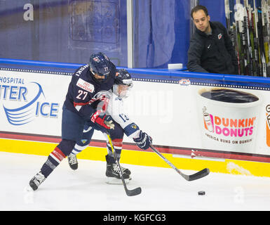 En Floride, aux États-Unis. Nov 7, 2017. LOREN ELLIOTT | fois .United States avant Pankowski Annie est en concurrence avec la Finlande est Riikka Valila pour la rondelle au cours de la deuxième période d'un match de hockey de la Coupe des quatre nations entre l'équipe nationale féminine des États-Unis et de la Finlande au Florida Hospital Centre Ice dans Wesley Chapel, en Floride, le mardi, 7 novembre, 2017. Credit : Loren Elliott/Tampa Bay Times/ZUMA/Alamy Fil Live News Banque D'Images