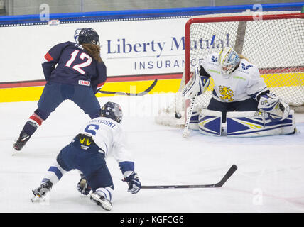 En Floride, aux États-Unis. Nov 7, 2017. LOREN ELLIOTT | fois .United States avant Kelly Pannek tire et les scores au cours de la deuxième période d'un match de hockey de la Coupe des quatre nations entre l'équipe nationale féminine des États-Unis et de la Finlande au Florida Hospital Centre Ice dans Wesley Chapel, en Floride, le mardi, 7 novembre, 2017. Credit : Loren Elliott/Tampa Bay Times/ZUMA/Alamy Fil Live News Banque D'Images