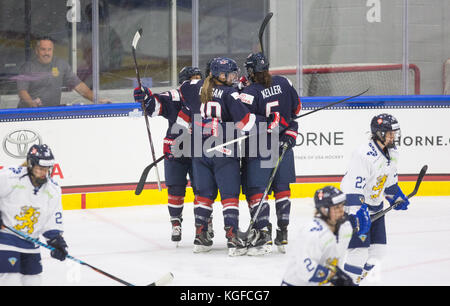 En Floride, aux États-Unis. Nov 7, 2017. LOREN ELLIOTT | fois .l'équipe des Etats-Unis célèbre un but par l'avant Kelly Pannek au cours de la deuxième période d'un match de hockey de la Coupe des quatre nations entre l'équipe nationale féminine des États-Unis et de la Finlande au Florida Hospital Centre Ice dans Wesley Chapel, en Floride, le mardi, 7 novembre, 2017. Credit : Loren Elliott/Tampa Bay Times/ZUMA/Alamy Fil Live News Banque D'Images