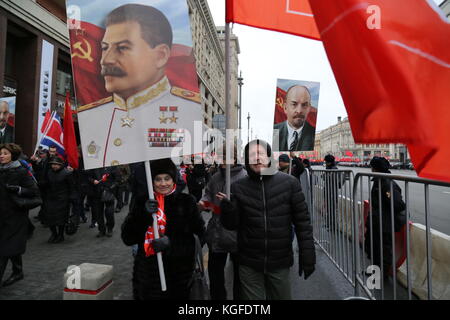 Moscou, Moscou, Russie. 7 novembre 2017. Le portrait de Vladimir Lénine et Joseph Staline vu pendant la marche. Des milliers de personnes ont marché sur la place de la Révolution dans le centre de Moscou pour commémorer le 100e anniversaire de la Révolution russe. Beaucoup portaient des portraits de Lénine, Staline et des drapeaux avec l'emblème de l'Union soviétique. La marche comprenait également des personnes de plusieurs pays, dont la Chine, l'Italie, le Venezuela, le Brésil et Cuba. Crédit : Nicholas Muller/SOPA/ZUMA Wire/Alamy Live News Banque D'Images