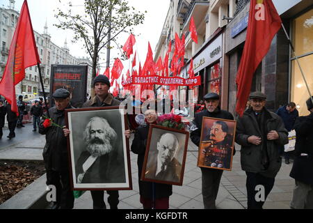 Moscou, Moscou, Russie. 7 novembre 2017. Les portraits des héros soviétiques portés par les participants à la marche. Des milliers de personnes ont marché sur la place de la Révolution dans le centre de Moscou pour commémorer le 100e anniversaire de la Révolution russe. Beaucoup portaient des portraits de Lénine, Staline et des drapeaux avec l'emblème de l'Union soviétique. La marche comprenait également des personnes de plusieurs pays, dont la Chine, l'Italie, le Venezuela, le Brésil et Cuba. Crédit : Nicholas Muller/SOPA/ZUMA Wire/Alamy Live News Banque D'Images