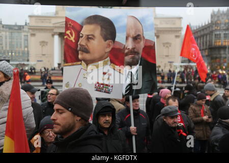 Moscou, Moscou, Russie. 7 novembre 2017. Le portrait de Vladimir Lénine et Joseph Staline vu pendant la marche. Des milliers de personnes ont marché sur la place de la Révolution dans le centre de Moscou pour commémorer le 100e anniversaire de la Révolution russe. Beaucoup portaient des portraits de Lénine, Staline et des drapeaux avec l'emblème de l'Union soviétique. La marche comprenait également des personnes de plusieurs pays, dont la Chine, l'Italie, le Venezuela, le Brésil et Cuba. Crédit : Nicholas Muller/SOPA/ZUMA Wire/Alamy Live News Banque D'Images