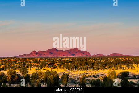 Les Olgas (Kata Tjuta) au lever du soleil, le Parc National d'Uluru-Kata Tjuta, UNESCO World Heritage Site, Territoire du Nord, Australie Banque D'Images