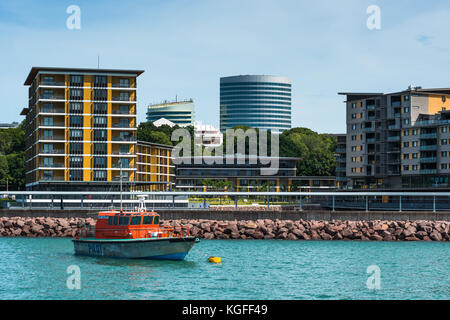 Darwin city skyline vu de Stokes Hill Wharf Terminal, territoire du Nord, Australie. Banque D'Images