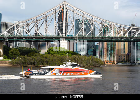 Voile passe sous le pont Story Bridge avec Brisbane Roar FC couleurs. La ville de Brisbane. Le Queensland. L'Australie. Banque D'Images
