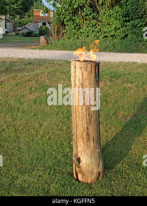 Nica, la Lettonie - le 23 juin 2013 : coupe verticale de bois sec scié journal est tiré comme bougie torche géante ou le songe d'une journée de célébration. Banque D'Images