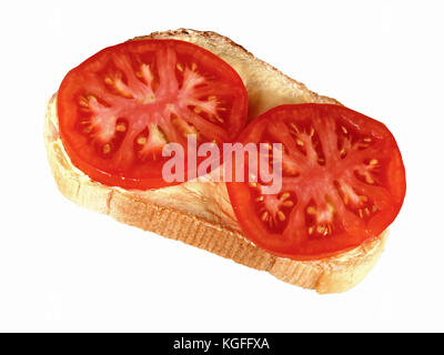 Le pain blanc et le beurre avec les tranches de tomate ronde isolé sur fond blanc avec chemin de détourage. Banque D'Images