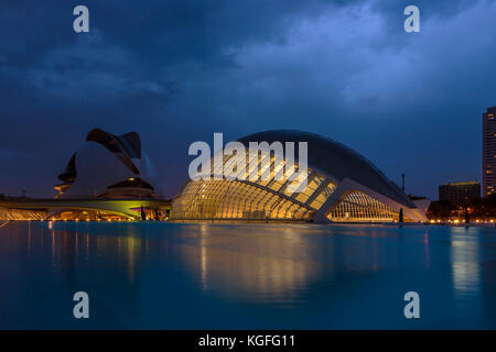 Ciutat de les Arts i les Ciències, Valence, Espagne, dans le bleu heure lumière Banque D'Images