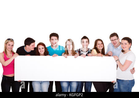 Happy smiling groupe d'amis unis dans une ligne et l'affichage d'un panneau blanc Banque D'Images