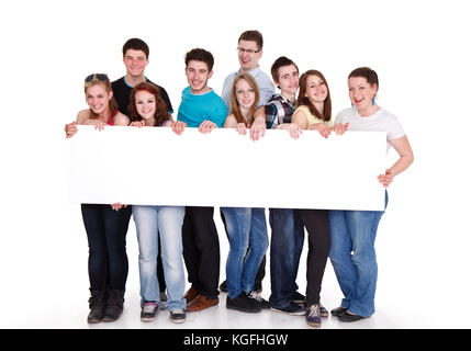 Groupe de jeunes amis holding banner, isolé sur fond blanc Banque D'Images