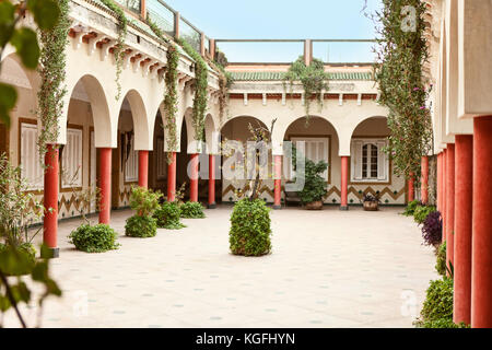 Patio avec des fleurs à Marrakech, Maroc Banque D'Images