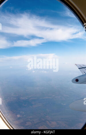 Vue sur les nuages et l'aile de la fenêtre de l'avion Banque D'Images