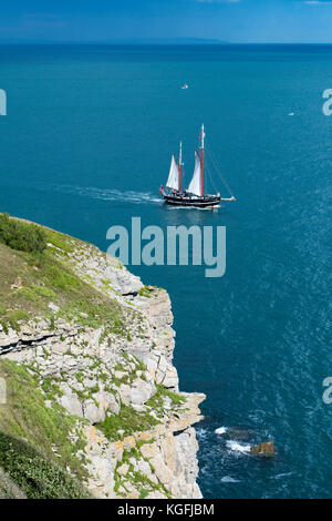 Bateau à voile au large de la tête de Durlston, Swanage, Dorset, UK. Banque D'Images