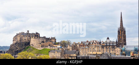 Comme le château d'Édimbourg vue urbaine avec un ciel dramatique Banque D'Images