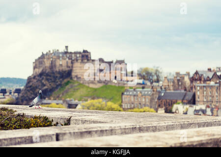 Comme le château d'Édimbourg vue urbaine avec un ciel dramatique Banque D'Images