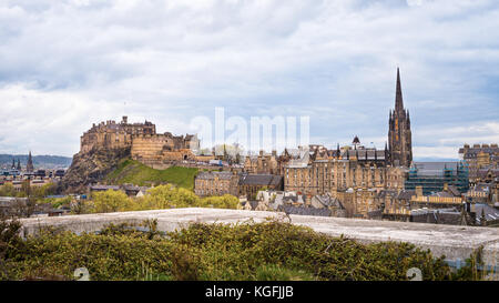 Comme le château d'Édimbourg vue urbaine avec un ciel dramatique Banque D'Images