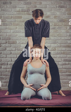 Massage thaï traditionnel d'une femme enceinte Banque D'Images