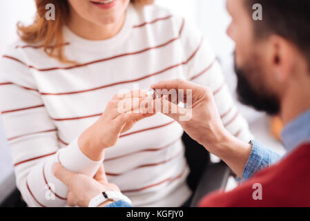 Homme faire une proposition et de mettre un joint torique sur Banque D'Images