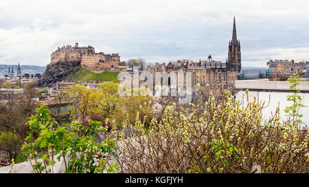 Comme le château d'Édimbourg vue urbaine avec un ciel dramatique Banque D'Images