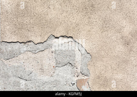 Photographié près d'une fissure dans le plâtre des murs de l'ancien bâtiment. Banque D'Images