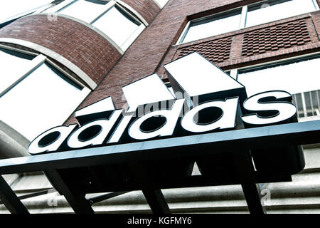 Logo adidas au-dessus de l'entrée à l'un de leurs magasins à Boston. Banque D'Images