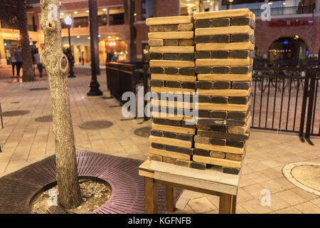 Puzzle de blocs en bois empilées sur un tableau Banque D'Images