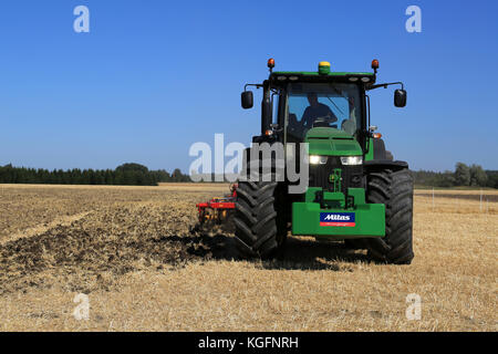 Salo, Finlande - le 22 août 2015 : agriculteur cultivant sans nom démontre sur le terrain avec le tracteur John Deere 8370r à puontin peltopaivat cultivateur et agr Banque D'Images