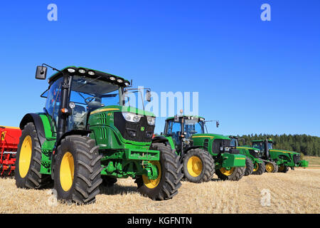 SALO, FINLANDE - 22 AOÛT 2015 : gamme de quatre tracteurs agricoles John Deere, 6115R et 7340 sur la gauche, à Puontin Peltopaivat Agricultural Har Banque D'Images