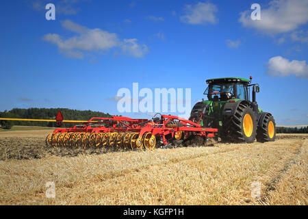 Salo, Finlande - le 22 août 2015 : john deere 8370r tracteur vaderstad et opus 400 cultivateur sur puontin peltopaivat au champ d'une récolte agricole Banque D'Images