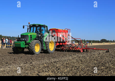 Salo, Finlande - le 22 août 2015, cultivateur sans nom : john deere 7430 démontre le tracteur et l'esprit vaderstad 600c à puontin peltopaivat semoir agric Banque D'Images