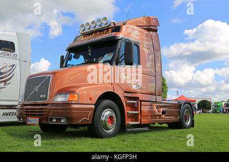 Alaharma, Finlande - le 7 août 2015 : Volvo nh12 460 année 2002 tracteur routier au pouvoir truck show 2015. Banque D'Images