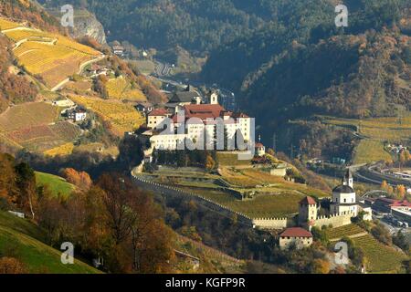 Le monastère de sabiona près de bolzano, comme vu de villandro. Le tyrol du Sud, Italie. Banque D'Images