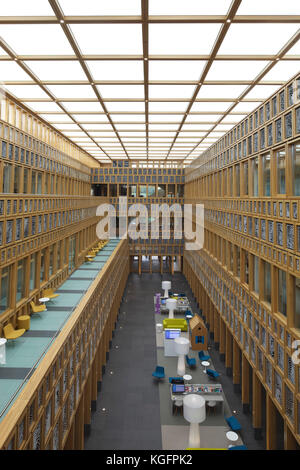 Un atrium central vu de niveau supérieur. L'Hôtel de ville de Deventer, Deventer, Pays-Bas. Architecte : Neutelings Riedijk Architects, 2016. Banque D'Images