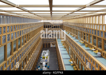 Un atrium central vu de niveau supérieur. L'Hôtel de ville de Deventer, Deventer, Pays-Bas. Architecte : Neutelings Riedijk Architects, 2016. Banque D'Images