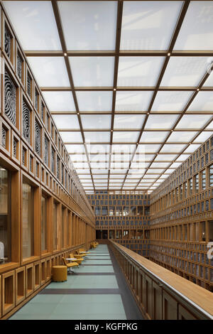 Passerelle soulevées dans un atrium central vu de niveau supérieur. L'Hôtel de ville de Deventer, Deventer, Pays-Bas. Architecte : Neutelings Riedijk Architects, 2016. Banque D'Images