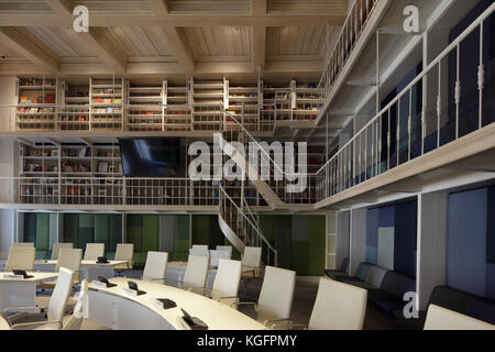 Chambre de l'assemblée municipale avec coin circulaire contemporain et des bibliothèques et les allées autour des murs. L'Hôtel de ville de Deventer, Deventer, Pays-Bas. Arch Banque D'Images