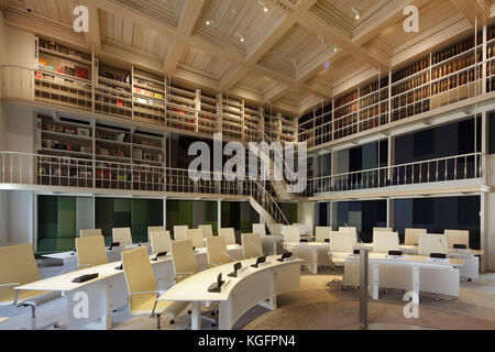 Chambre de l'assemblée municipale avec coin circulaire contemporain et des bibliothèques et les allées autour des murs. L'Hôtel de ville de Deventer, Deventer, Pays-Bas. Arch Banque D'Images