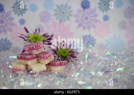 Noël Nourriture Photographie Photo de l'anglais à l'ancienne rose blanc sucre glace coco bonbons avec snowflake background dans des tons pastel Banque D'Images