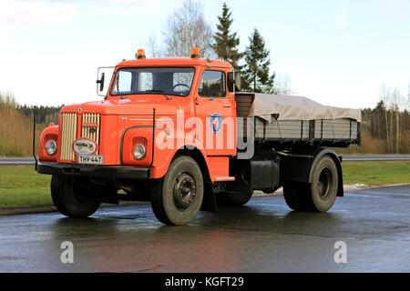 Forssa, Finlande - le 3 novembre 2017 : beau camion Scania 80 classique sur l'arrêt de camion stationné dans la cour de l'automne dans le sud de la Finlande. Banque D'Images