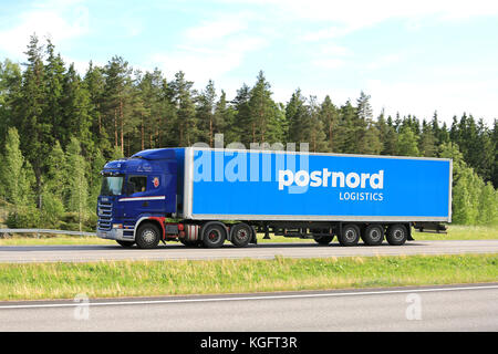 Paimio, Finlande - juin 3, 2016 : Scania r420 semi-remorque de k. savimaki pour postnord logistics transport à grande vitesse sur autoroute, dans le sud de la Finlande. Banque D'Images