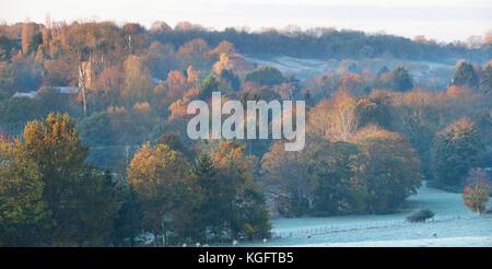 South Newington village dans le gel au lever du soleil. South Newington, Oxfordshire, Angleterre. Vue panoramique Banque D'Images